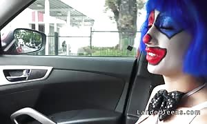 Clown youngster deep-throating huge hard-on in the vehicle