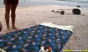 Tanned babe Leticia provides
 Roge Ferro mouth-fuck
 at the beach