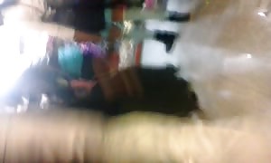 Minifalda negra en la plaza comercial